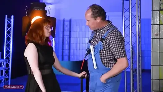 Смешная MILF пробует трахаться