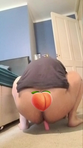 Saltando minha bunda grande e suculenta no meu vibrador 🍑 rosa