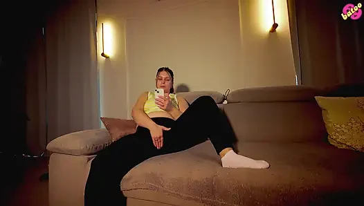 Heiße MILF allein zu hause, masturbation am späten abend auf dem sofa