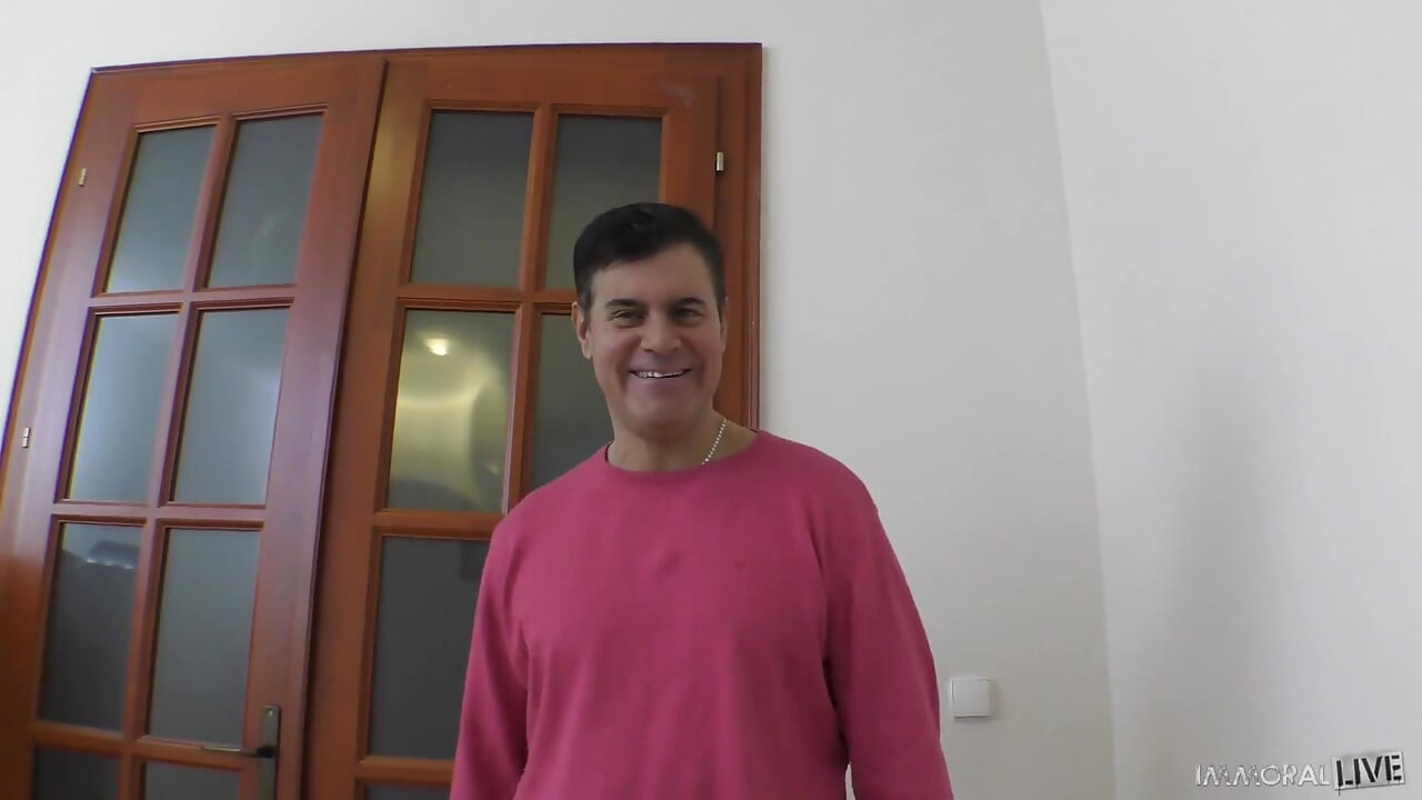 Büyük memeli orta yaşlı seksi kadın bakış açısıyla doğum günü çocuğuna hükmediyor