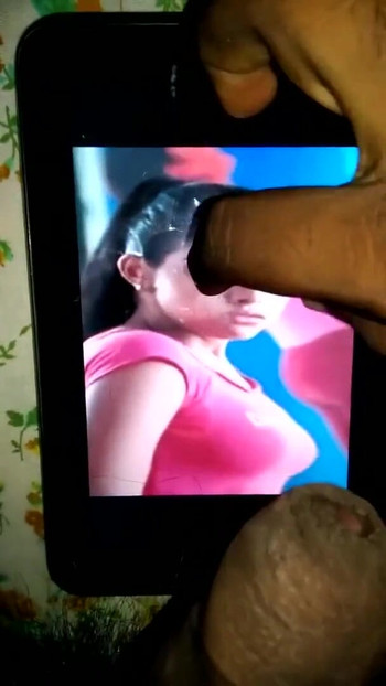 Epski trenutak iz "Asin Naara mundaaikku en kanji (asin sexy cum tribute)"