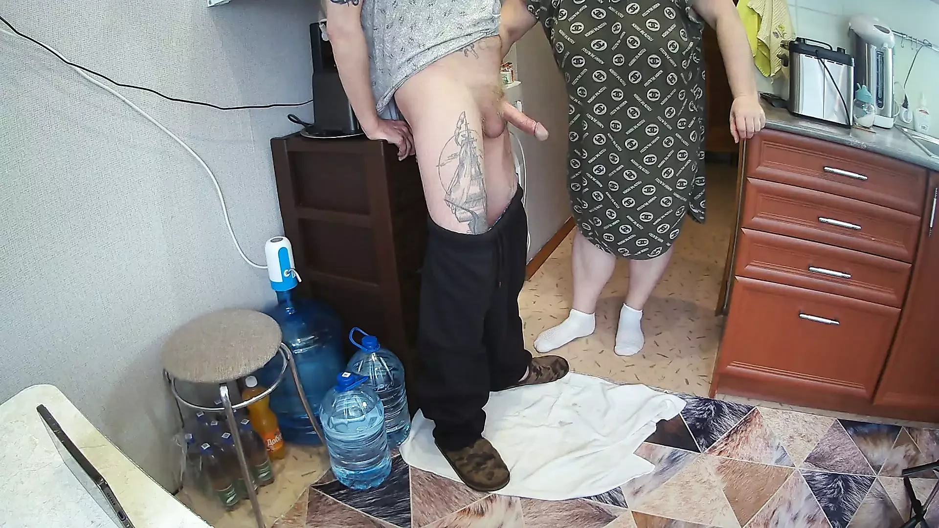 Élvezés az anyós szájába rángatás és mély szopás után