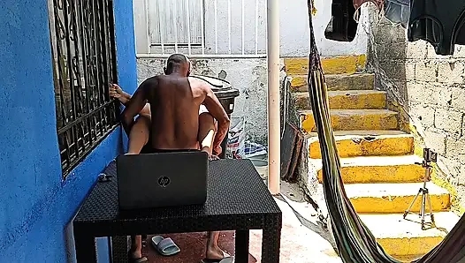 Секс на улице с моей возбужденной соседкой с большой задницей