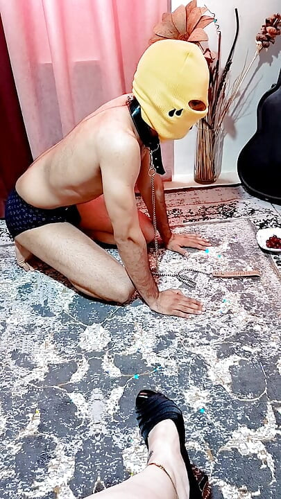 Teil 3 fuß auf seinem rücken, halsband an, lachen, während ich meinen sklaven demütige