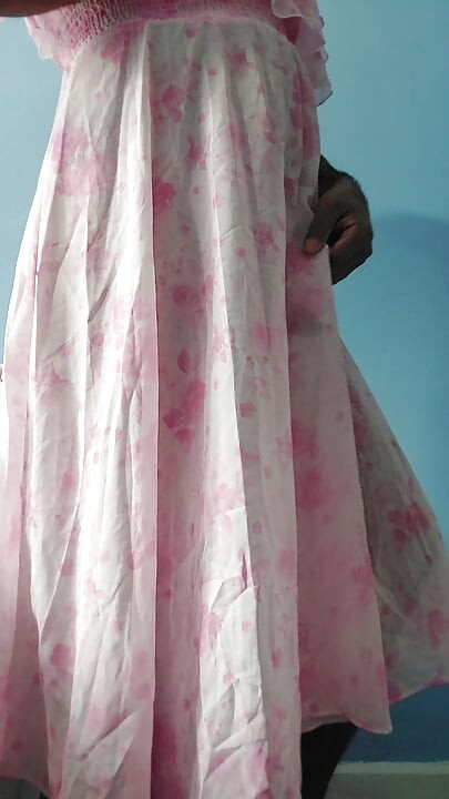 Es fühlt sich so geil an, in einem durchsichtigen Seiden-Chiffon-Kleid mit Blumenmuster zu masturbieren