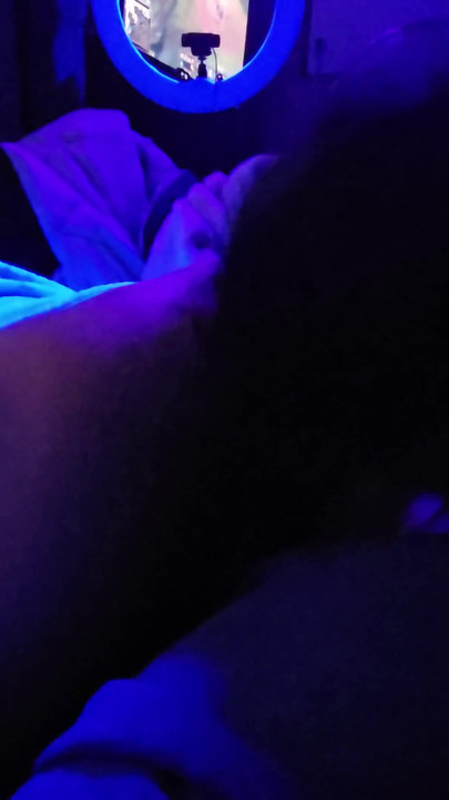 การดูดควยใต้แสงสีดําเปลือยโป๊ได้เต็มปาก | คลิป 1