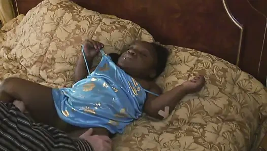 Zenci cücenin karnına püskürtülüyor