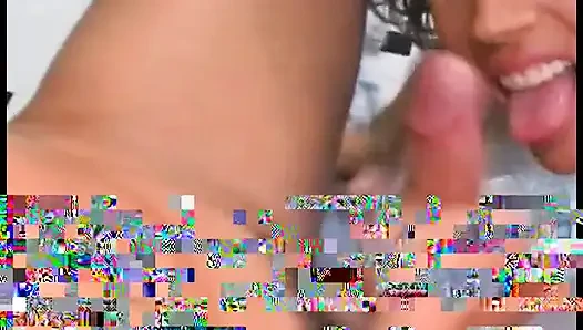 Büyük memeli güzel esmer orta yaşlı seksi kadın erkek arkadaşının işemesini izlemeyi seviyor