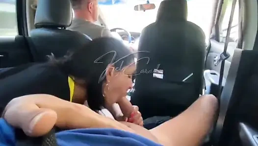 Waktu suamiku lagi nyetir mobil, aku pergi ke kursi belakang rumah untuk ngasih hadiah sama cowok berotot ini