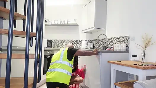 Bayan Crude büyük zenci yarağı servis görevlisiyle sikişiyor