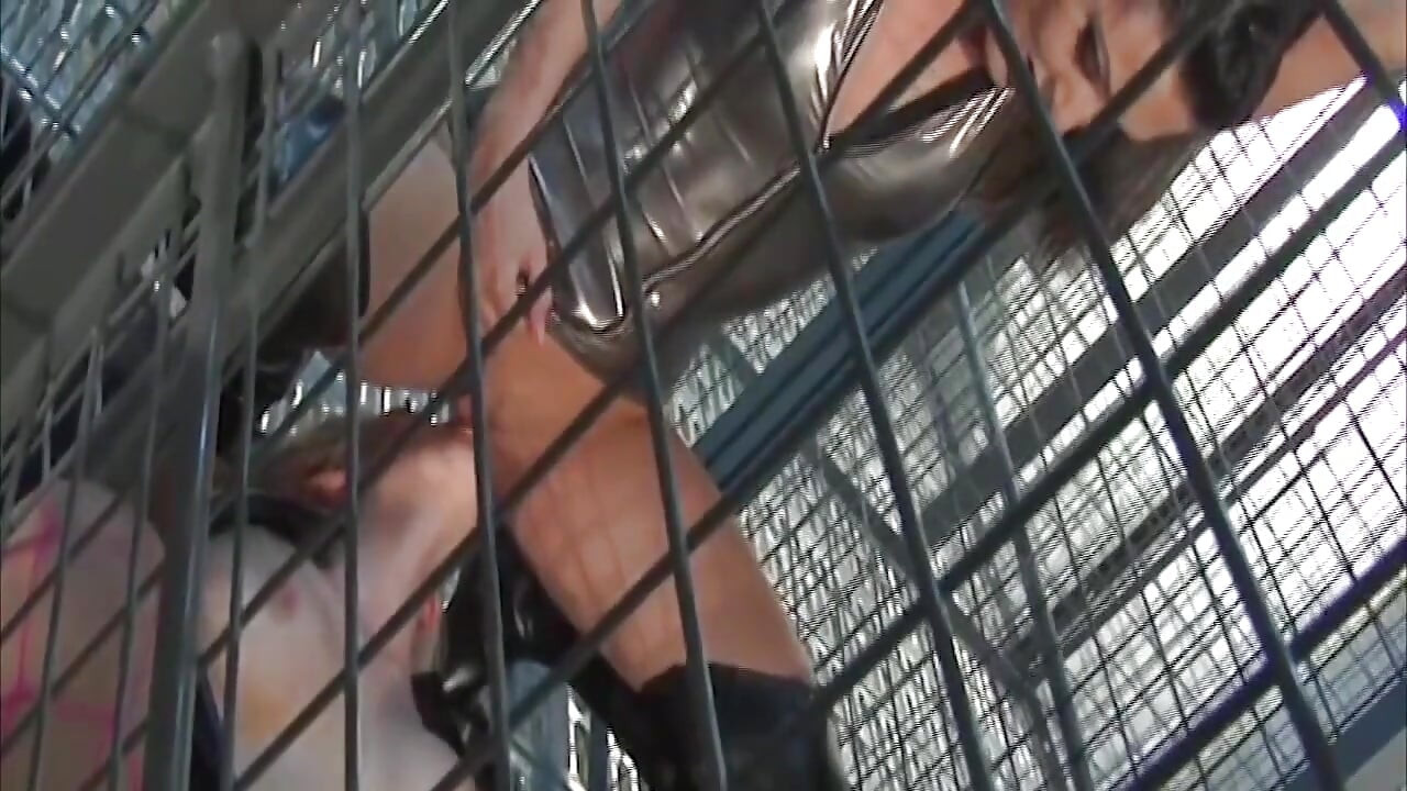 Enjaulada loira puta tonguing pingando buceta em meia arrastão