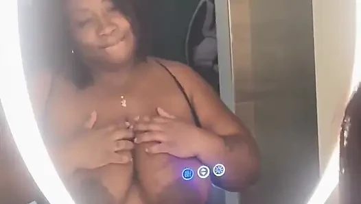 Posieren, necken in sexy outfit, lutscht meinen großen dildo