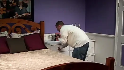 Темноволосой красотке с удивительными сиськами жестко трахают ее тугую мокрую коробку