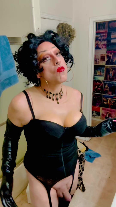 Marilyn fica boba enquanto fuma e posa.