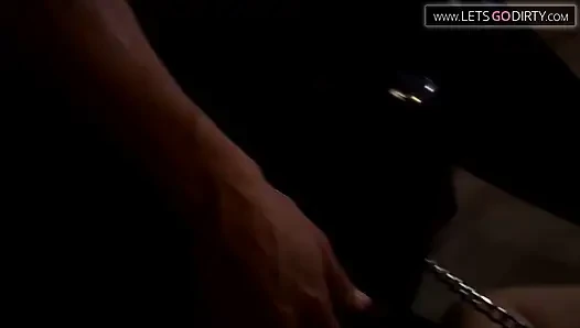 Девушка-блондинка связывает любовника, затем наслаждается массажем ступней