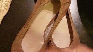 Éjaculation sur les chaussures plates de ma salope