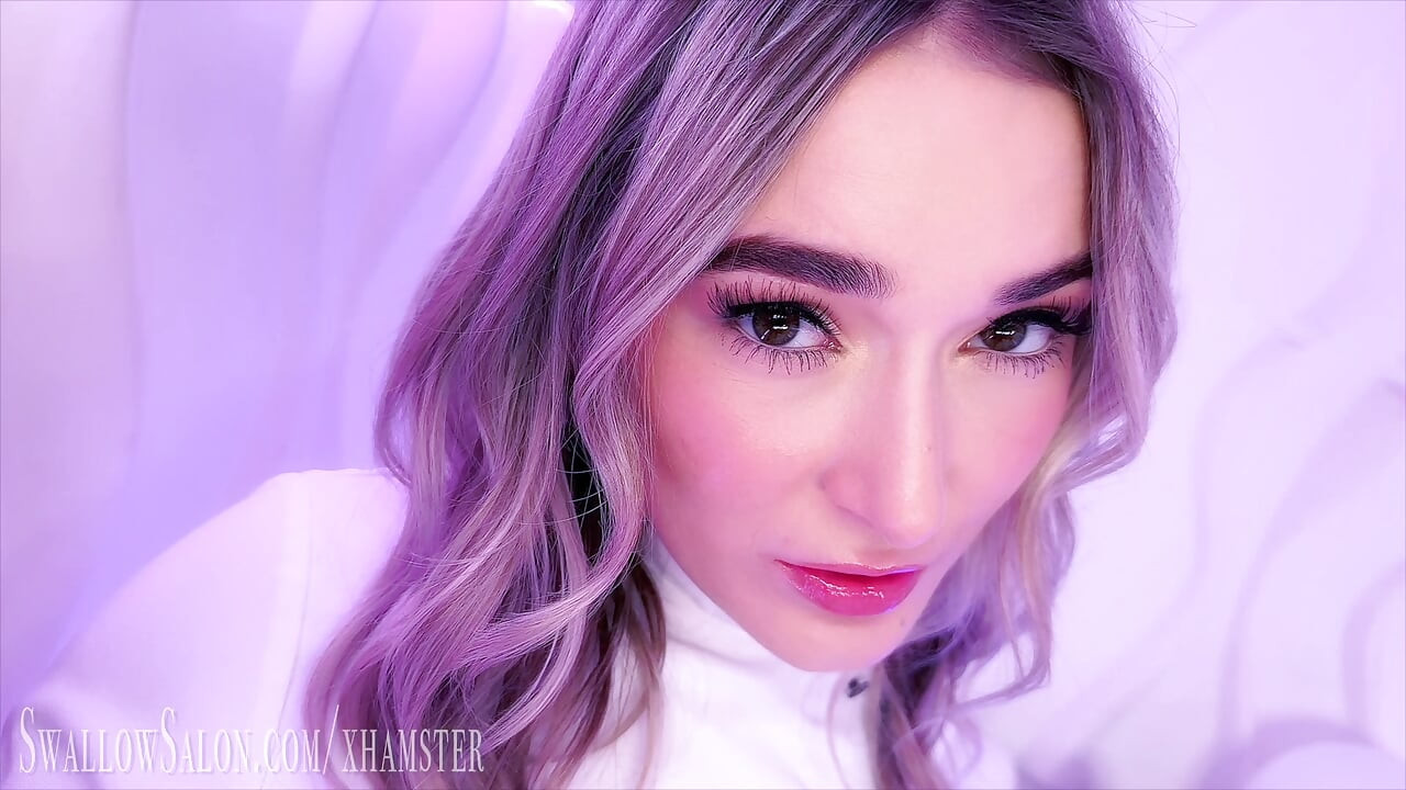Thea Summers swallow salonunda seksi sakso çekiyor