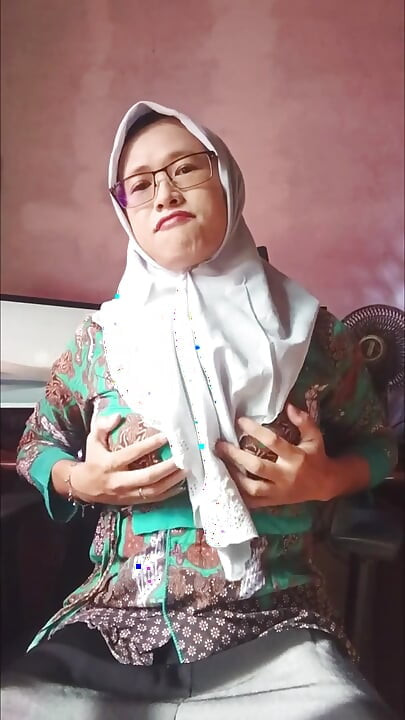 Hijab Shemale Masturbation in the Morning