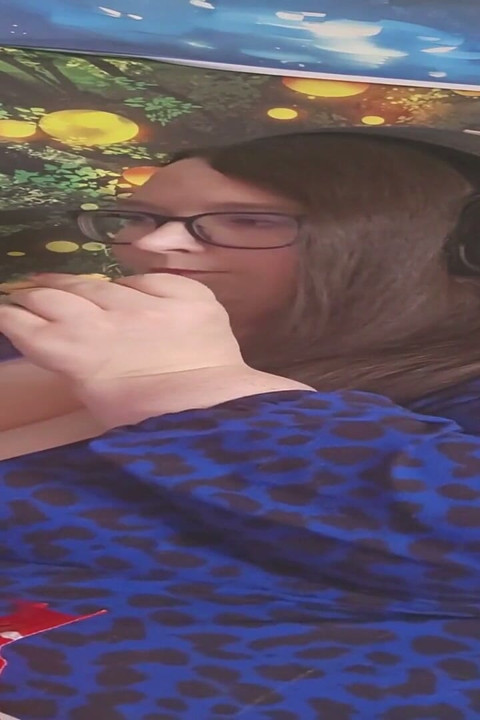 일하는 동안 간식을 먹는 SSBBW 여신