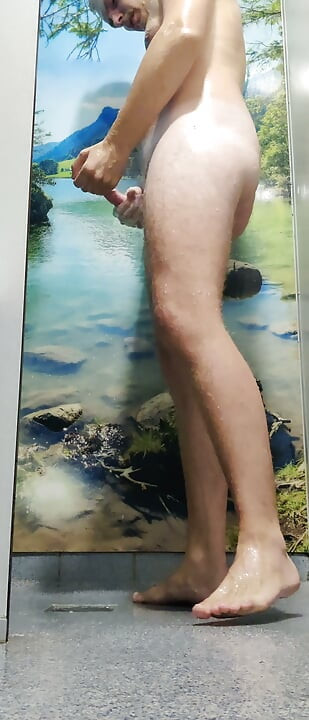 淋浴下的硬挺肉棒與徹底清潔