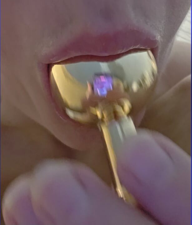 Ana Liz erregt sich mit ihrer sexy zunge und leckt und lutscht ihren lieblingsplug