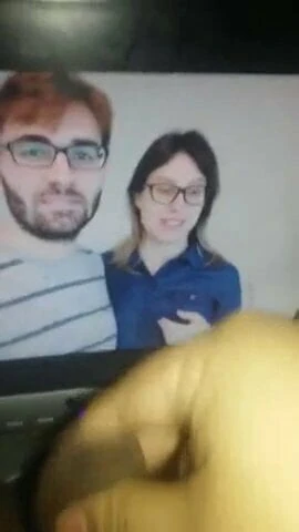 Batendo punheta para minha deusa pequena sapeca