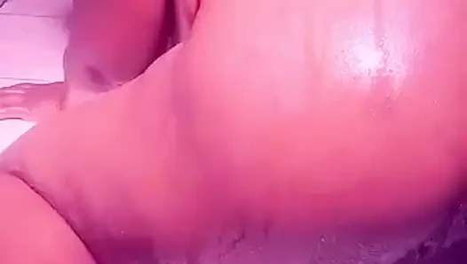 Nyazim bathing and tweaking while filming myself makes me confident