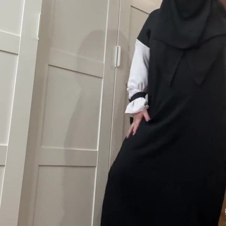 Une Marocaine se caresse en collants.