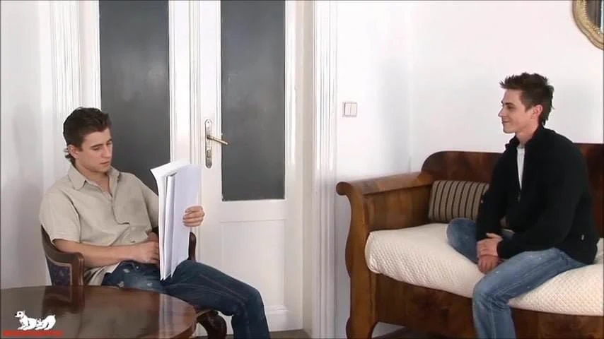 欧洲壮男nico向matt隐藏他未割包皮的鸡巴