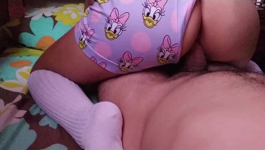 Ele me fode com meu pijama e minhas meias para o frio, pênis sem camisinha me penetra muito rico