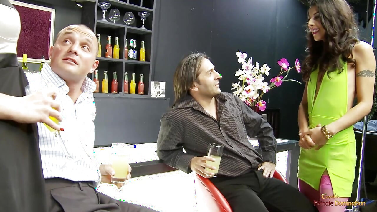 Bardaki gençler iki ateşli dominant tarafından seks zindanına götürüldü