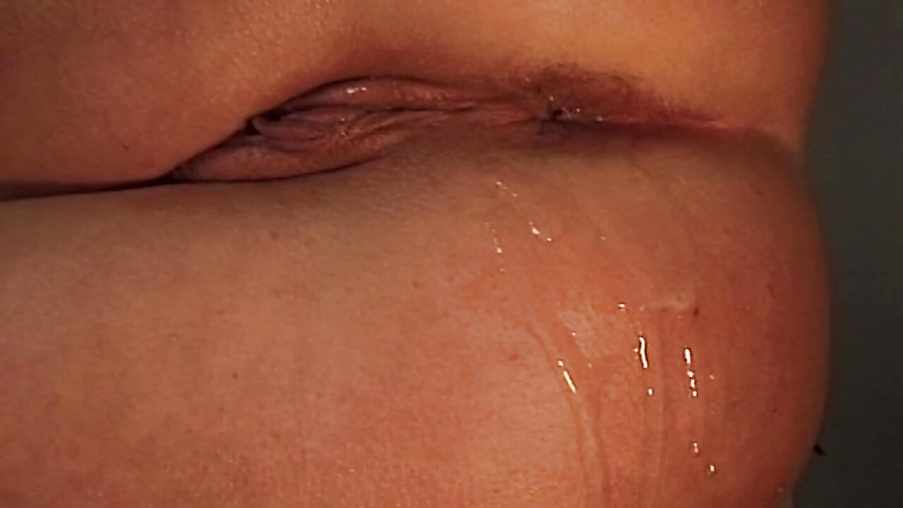미시 갈색 머리의 떨어지는 보지를 손가락으로 채우고 채우는 의사