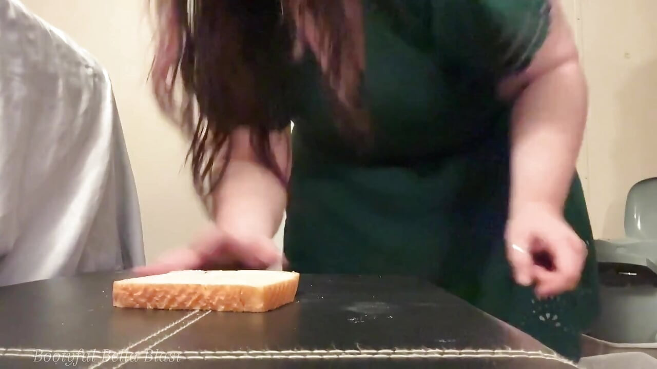 BBW furzt auf ihr Brot, POV hintern, Brot-Flavor-Infusion von Bella Blast