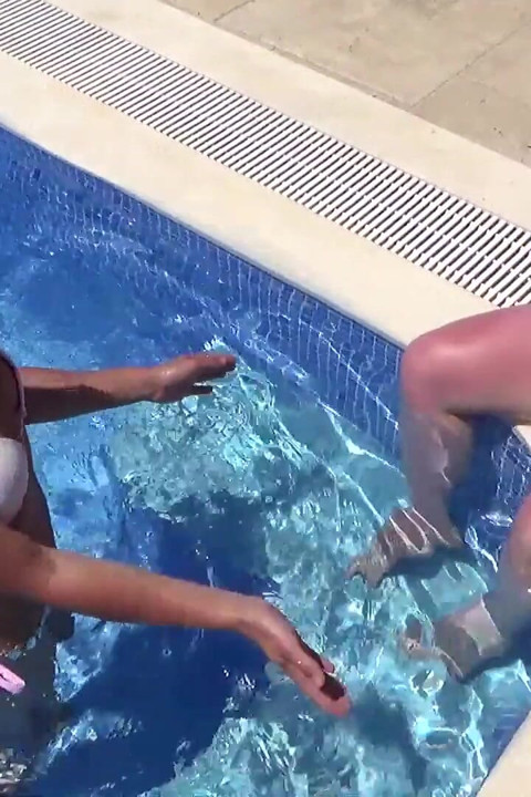 Threesome lângă piscină cu gospodina de alături!