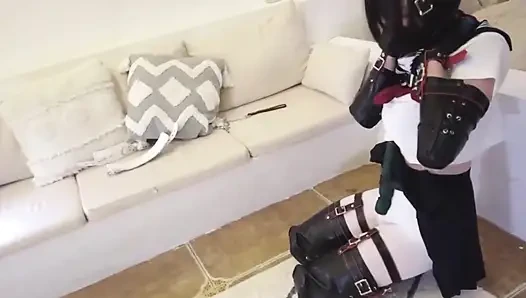 Jk kıyafetleriyle giyinmiş kısıtlanıyor ve kırbaçlanıyor