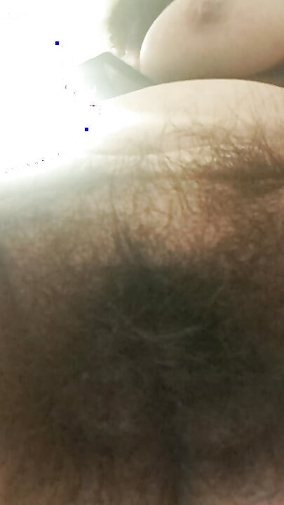 Krotse milf zuigt haar vingers aan vaginale natheid