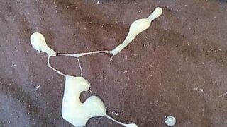 Souffler une liasse de sperme après l'avoir caressée