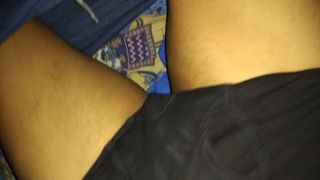 Desi-Junge mit schwarzer Unterwäsche