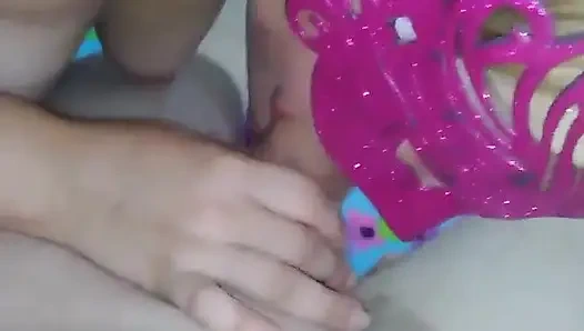 Sevimli genç kız ailesi diğer odadayken üvey oğlu tarafından sikiliyor