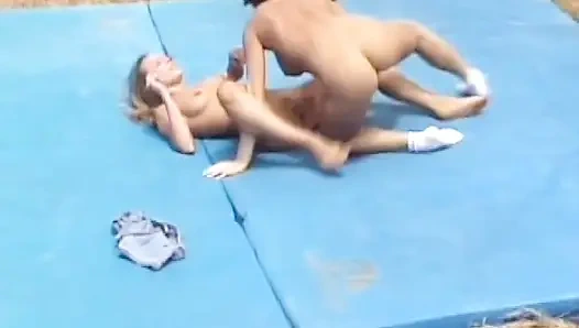 Cewek seksi perancis lagi asik aksi hot lesbian di luar ruangan