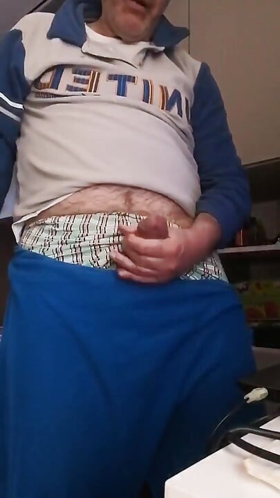 勃起したペニスがスマートフォンの画面いっぱいに映る