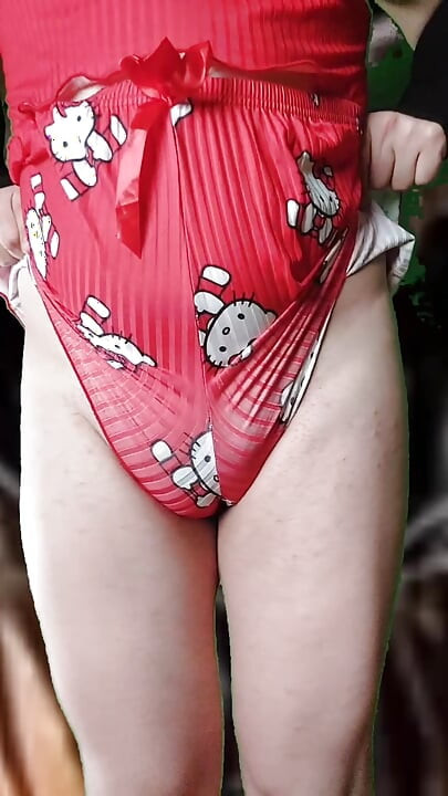 Heißer süßer femboy-hintern, sissy in süßem schlafanzug hüpfend hintern und möpse