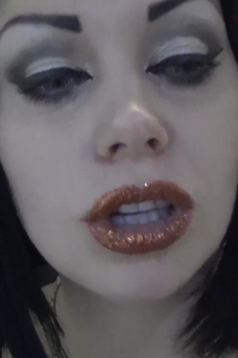 Golden lip seduction