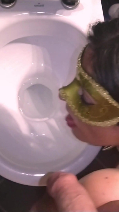 Jeg var på toilettet, og hun suttede min fede pik | Klip 1
