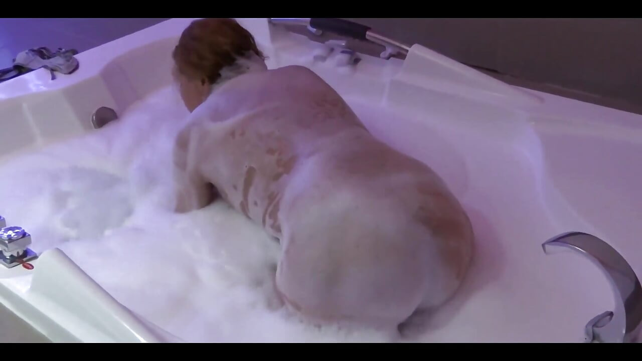 58-year-old Beautiful Mature Can't Resist Anymore and Leaves the Jacuzzi to Be Fucked