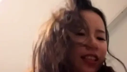 Schönes chinesisches mädchen masturbiert live vor der webcam