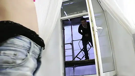 Коротковолосая молодая русская брюнетка хочет, чтобы Маркус Дюпри сильно трахнул её в задницу