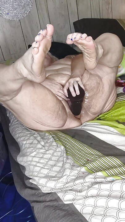 他抓到她行為不端，正在自慰
