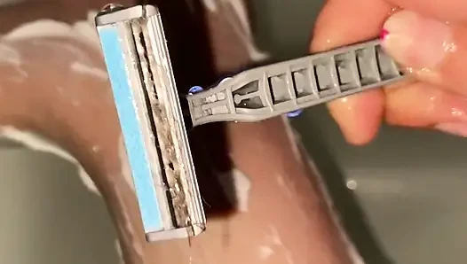 Kıllı bacaklar tıraş oluyor yakın çekim