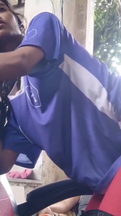 Sexo a três com estudante e sua amiga | Clipe 3
